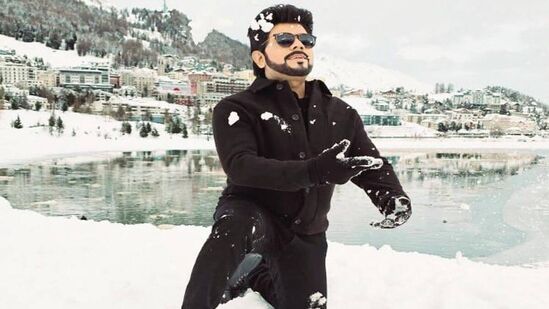 லெஜண்ட் சரவணன் காஷ்மீரில் எடுத்த புகைப்படங்களை தற்போது வெளியிட்டு தன்னுடைய அடுத்த படம் குறித்த அப்டேட்டையும் வெளியிட்டு உள்ளார்.