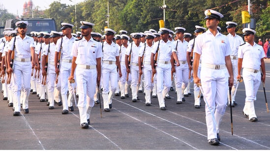 சென்னை மெரினா கடற்கரை சாலையில் அணிவகுப்பு ஒத்திகையில் ஈடுபட்ட கடலோர காவல் படை வீரர்கள்