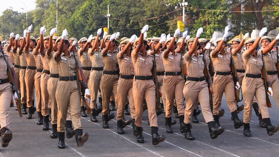 அணிவகுப்பு ஒத்திகையில் காவலர்கள்