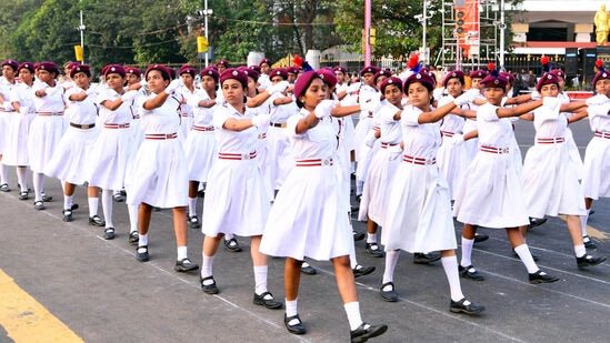 அணிவகுப்பு ஒத்திகையில் என்எஸ்எஸ் மாணவிகள்