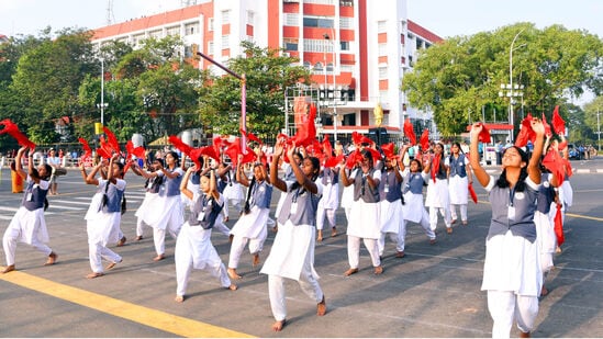 சென்னை எழிலகம் முன் சாலையில் ஒத்திகையில் ஈடுபட்டோர்