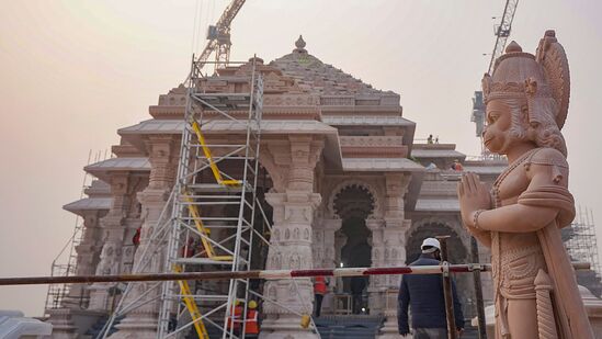 நிருத்ய மண்டபம், ரங் மண்டபம், சபா மண்டபம், பிரார்த்தனா மண்டபம் மற்றும் கீர்த்தனை மண்டபம் ஆகிய ஐந்து மண்டபங்களை (மண்டபங்கள்) இந்த ஆலயம் கொண்டுள்ளது.