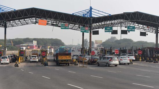 தேசிய எலக்ட்ரானிக் டோல் சேகரிப்பின் ஒரு பகுதியாக இருக்கும், முழு தேசிய நெடுஞ்சாலை நெட்வொர்க்கையும் உள்ளடக்கிய புதிய டோல் பிளாசாக்களை எடுக்க Paytm தடைசெய்யப்பட்டுள்ளது. (Photo by Parveen Kumar/Hindustan Times)