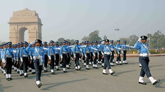 கூடுதலாக, அணிவகுப்பில் முன்னோடியில்லாத வகையில், முதன்முறையாக கர்தவ்யா பாதையில் அணிவகுத்துச் செல்லும் அனைத்து வீராங்கனைகளும் அடங்கிய முப்படை வீரர்கள் இடம்பெறும்.