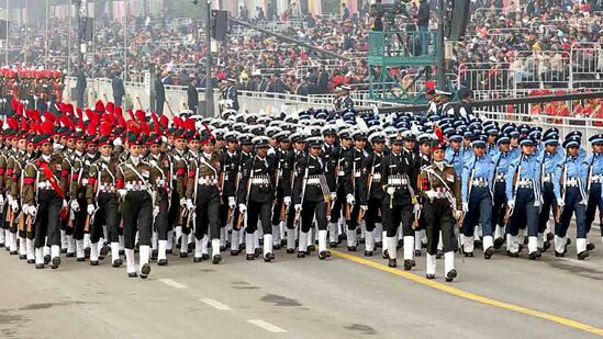 CAPF குழுக்கள் பெண் பணியாளர்களையும் கொண்டதாக இருக்கும். "இந்த ஆண்டு குடியரசு தின அணிவகுப்பில் வீராங்கனைகளின் சிறந்த பிரதிநிதித்துவம் காணப்படும்" என்று பாதுகாப்பு செயலாளர் கூறினார்.