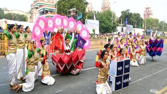 குடியரசு தின விழாவில் அரங்கேறிய பள்ளி மற்றும் கல்லூரி மாணவ, மாணவியர்களின் ஆடல் பாடல் கலை நிகழ்ச்சி.