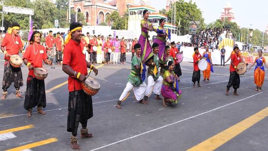 தமிழ்நாடு கிராமியக் கலைகள் வளர்ச்சி மையக் குழுவினரின் தமிழ்நாட்டின் பாரம்பரிய செவ்வியல் கலையான பரதநாட்டியம், கிராமியக் கலைகளான பெரிய மேளம், ஒயிலாட்டம், சிலம்பாட்டம் போன்ற பாரம்பரிய கலை நிகழ்ச்சிகள்.