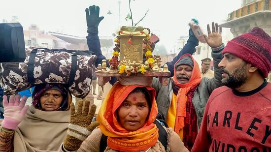 மகாராஷ்டிராவைச் சேர்ந்த பெண் பக்தர் ஒருவர், துளசிச் செடியைத் தலையில் சுமந்துகொண்டு அயோத்தியில் உள்ள ஸ்ரீ ராம் ஜென்மபூமி கோயிலுக்கு பிரார்த்தனை செய்ய வந்தார். வரும் பக்தர்களுக்கு அனைத்து வசதிகளும் தயார் நிலையில் இருப்பதாக ஐஜி ரேஞ்ச் அயோத்தி பிரவீன் குமார் உறுதியளித்தார், ஆனால் குளிர்காலம் தணிந்த பிறகு மக்கள் வருகை தருமாறு கேட்டுக் கொண்டார்