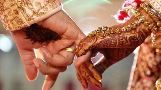 சிம்மம் : தனிப்பட்ட மற்றும் உறவு தேவைகளை சமநிலைப்படுத்துவது இன்று ஒரு சவாலாக இருக்கும். சிறிது நேரம் நிறுத்தி, உங்கள் உணர்வுகளை உங்கள் அன்புக்குரியவருடன் தயக்கமின்றி பகிர்ந்து கொள்ளுங்கள். விரைவான தீர்வுகளைத் தேடுவதற்குப் பதிலாக உங்கள் கவலைகளை விட்டுவிட்டு, நீண்டகால தீர்வுகளைக் கண்டறிய வேலை செய்யுங்கள்.உங்கள் முக்கிய உணர்வுகளையும் சிந்தனை முறைகளையும் கண்டறிய சுய கவனிப்பை வளர்த்துக் கொள்ளுங்கள் மற்றும் உங்கள் ஆர்வங்களைத் தொடரவும். நீங்கள் அன்பைத் தொடரும் முன் உங்கள் சுயமரியாதையை மேம்படுத்துங்கள்.