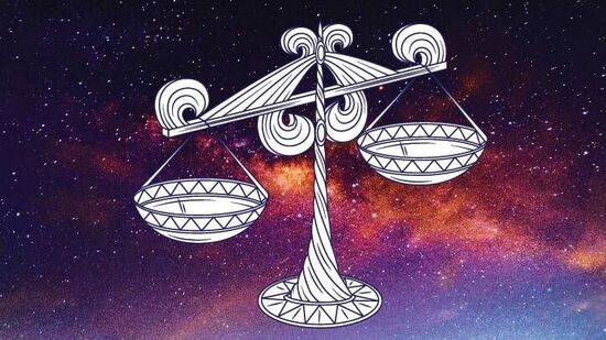 துலாம்: இன்று நல்ல நாளாக இருக்கும். உழைக்கும் மக்களைப் பற்றி பேசுகையில், இன்று வேலை தொடர்பான எதிர்மறையான தன்மையைக் கண்டாலும அது கடையில் நேர்மறையானதாக இருக்கலாம், அது உங்கள் மனதை மகிழ்ச்சியாக வைத்திருக்கும். சில சமயங்களில் பெரிய லாபத்தை விட சிறிய லாபத்திற்கு அதிக முக்கியத்துவம் கொடுக்கப்படுவதால், வியாபாரிகள் அதீத நம்பிக்கையுடன் இருக்கக்கூடாது என்பதே இன்று நீங்கள் பெறும் அறிவு ஆகலாம்.