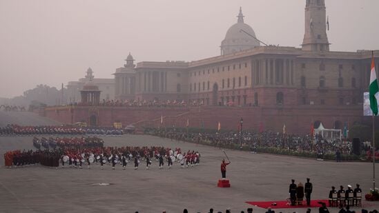 இந்திய ராணுவம், இந்தியக் கடற்படை, இந்திய விமானப்படை மற்றும் மத்திய ஆயுதக் காவல் படைகளின் (CAPF) இசைக் குழுக்கள் இசைத்தபோது எடுக்கப்பட்ட படம்.