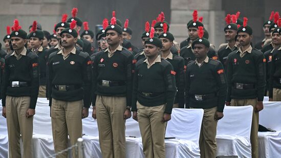 தேசிய கேடட் கார்ப்ஸ் (NCC) உறுப்பினர்கள் டெல்லியில் ராஜ்காட்டில் உள்ள மகாத்மா காந்தி நினைவிடத்தில் அஞ்சலி செலுத்தினர்.