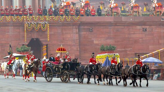 <p>பாரம்பரிய குதிரை வண்டியில் வந்த குடியரசுத் தலைவர் திரெளபதி முர்மு</p>