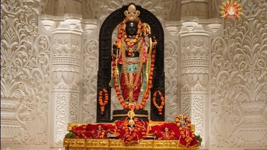 பகவான் ஸ்ரீ ராமரின் ஆடைகள் மற்றும் நகைகள் மிக நுணுக்கமாக தயார் செய்யப்பட்டுள்ளன. வாரத்தின் 7 நாட்களும் ஸ்ரீ ராமர் வெவ்வேறு வண்ண ஆடைகளில் காட்சி தருவார்.