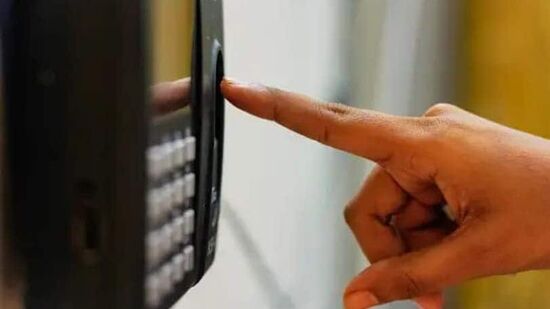 தூங்குவதற்கு முன் கடைசி மணிநேரம் டிஜிட்டல் மீடியாவிலிருந்து விலகி இருக்க வேண்டும். தொலைபேசியை அணைத்து திரையில் இருந்து விலகி இருக்க வேண்டும்.