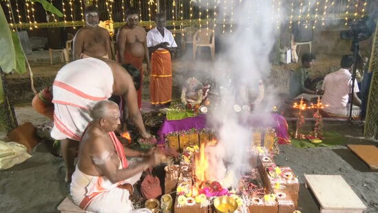தென்காசியில் தை அமாவாசையை ஒட்டி குற்றால அருவியில் புனித நீராடி, முன்னோர்களுக்கு மக்கள் தர்ப்பணம் செய்து வழிபாடு செய்தனர்.