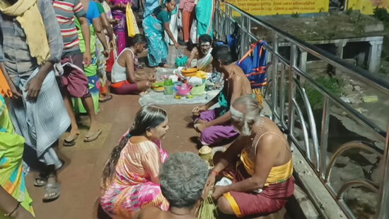 அமாவாசை திருநாள் முன்னோர்களுக்கு வழிபாடு செய்யும் உரிய நாளாக திகழ்ந்து வருகின்றது. குறிப்பாக இந்த அமாவாசை திருநாள் மிகவும் முக்கிய நாட்களாக பார்க்கப்படுகிறது. தர்ப்பணம் செய்து மற்றவர்களுக்கு தானம் கொடுத்து இந்த வழிபாடுகள் பித்ருகளுக்காக செய்யப்படுகிறது