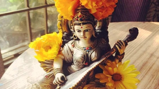 சரஸ்வதி தேவியின் அருளால் கலை, இசை, கல்வி ஆகிய துறைகளில் சிறந்து விளங்குவார் என்பது நம்பிக்கை. சாஸ்திரங்களின்படி, வசந்த பஞ்சமி அன்று சில விசேஷங்களைச் செய்ய வேண்டும். குறிப்பாக குழந்தைகள் தங்கள் வாழ்நாள் முழுவதும் சரஸ்வதி தேவி ஆசீர்வதிப்பதால் இதைச் செய்கிறார்கள். வாழ்வின் ஒவ்வொரு நிலையிலும் வெற்றி கிடைக்கும்.