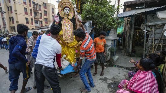 இந்நாளில் பள்ளிகள், வீடுகள், கல்வி நிலையங்கள் போன்ற இடங்களில் சரஸ்வதி தேவியின் சிலைகளை நிறுவி, சிறப்பு பூஜை செய்கின்றனர். மாலை சமர்ப்பணம், மந்திரம் ஓதுதல், மஞ்சள் சாதம் சமர்ப்பணம், சரஸ்வதி ஓதுதல் போன்றவை இந்நாளில் செய்யப்படுகின்றன. (புகைப்பட உபயம் AP)