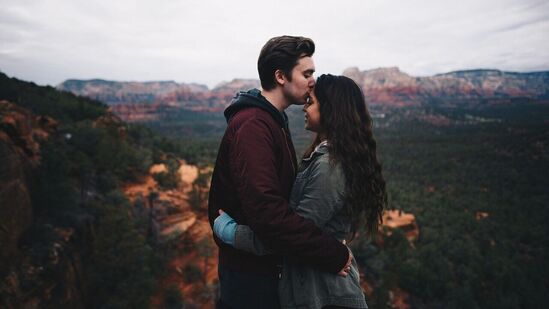 நெற்றியில் முத்தம் (Forehead kiss): வாழ்கை துணை மீது நாம் கொண்டுள்ள மரியாதையை வெளிப்படுத்தும் விதமாக நெற்றியில் முத்தமிடப்படுகிறது. &nbsp;இது நாம் கொண்டுள்ள அன்பை அமைதியான முறையில் வெளிப்படுத்தும் செயலாக கருதப்படுகிறது.