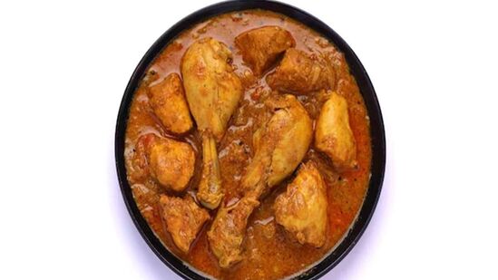 சிக்கன் உடலில் அதிக சூட்டை கிளப்பும் உணவாக கருதப்படுகிறது. எனவே தொடர்ச்சியாக சாப்பிடுவது உங்கள் உடலின் ஒட்டுமொத்த வெப்பநிலையை அதிகரிக்கலாம்.&nbsp;