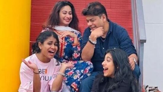 வெளியே வந்து ஐஷு போட்ட மனிப்பு கடிதம் பற்றி எனக்கு தெரியாது. அவராக தான் அதை எழுதினார். 20 நிமிடம் முன்பாக தான் என்னிடம் காட்டினார். முழு மனதாக தான் அவர் அந்த கடிதம் எழுதினார். ஒரு குறிப்பிட்ட காலம் அந்த கடிதம் இன்ஸ்டாகிராம் தளத்தில் இருந்தது. அதற்கு பிறகு அவரே அதை எடுத்துவிட்டார். ஒரு போட்டியாளரை உங்களுக்குப் பிடிக்கவில்லை என்றால் அவரை விமர்சிக்க வேண்டும். அவர்களுடைய குடும்பத்தையும் சேர்த்து விமர்சிப்பது ரொம்பவே தவறானது. எங்களுடைய வாழ்க்கையில் ஒரு பெரிய அலை அடித்து ஓய்ந்தது போல் இருக்கிறது. என் குடும்பம் முழுக்க மன உளைச்சலில் இருந்தது.