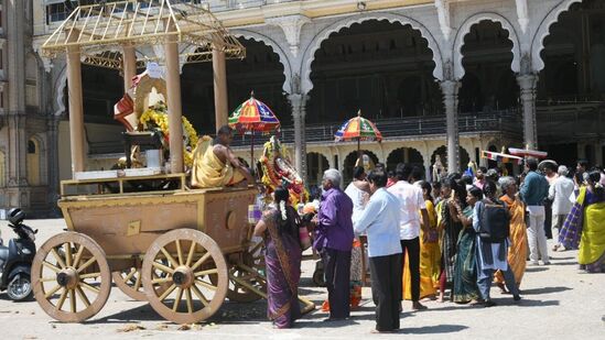 கலாசார நகரமான மைசூர் அரண்மனை வளாகத்தில் ரதசப்தமி விழா கொண்டாடப்பட்டது. அரண்மனை வளாகத்தில் உள்ள பல்வேறு சன்னதிகளின் உற்சவ மூர்த்திகளை சேர்த்து விழா கொண்டாடப்பட்டது.&nbsp;