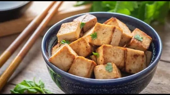 உங்கள் உணவில் கால்சியம் நிறைந்த உணவுகளான டோஃபு, பச்சை இலைக் காய்கறிகளான கேல், ப்ரோக்கோலி மற்றும் ஓக்ரா போன்றவற்றைச் சேர்த்துக் கொள்ளுங்கள்.