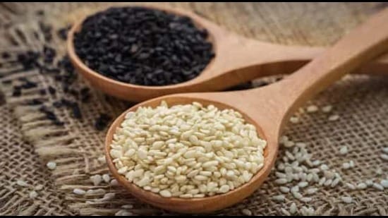 கால்சியம் மற்றும் எலும்பு வலிமைக்கு, வெள்ளை மற்றும் கருப்பு விதைகளை இரண்டு முதல் மூன்று ஸ்பூன்கள் தினமும் உட்கொள்ள வேண்டும்.