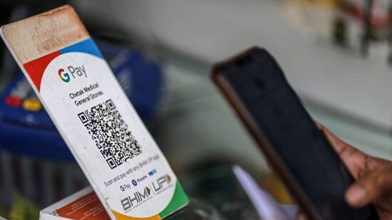 Google Pay என்பது அதன் பயனர்களுக்குப் பாதுகாப்பாக பணம் அனுப்பவும், பில்களைச் செலுத்தவும் மற்றும் ஆன்லைனில் ஷாப்பிங் செய்யவும் ஒரு சிறந்த வழி. ஃபோன் பேக்குப் பிறகு, டிஜிட்டல் பேமெண்ட்டுகளுக்கு Google Pay அதிகம் பயன்படுத்தப்படும் UPI ஆப்ஸ் ஆகும்.