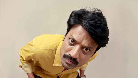 எஸ்.ஜே.சூர்யா சங்கரன்கோயில் அருகே உள்ள வாசுதேவநல்லூரைச் சேர்ந்தவர். பள்ளி முடிந்தவுடன் சென்னைக்கு வந்தார். லயோலா கல்லூரியில் பிசிக்ஸ் படித்தார். மதுரையில் இன்ஜினியரிங் படிக்க கிடைத்த வாய்ப்பை விட்டுவிட்டு சென்னையிலேயே தங்கினார். தமிழ் சினிமாவில் நடித்துவிட வேண்டும் என்று வாய்ப்புகளை தேடிவந்தார். பொருளாதாரத்திற்காக ஓட்டல்களில் பணிபுரியத் துவங்கினார். பின்னர் அவருக்கு பாக்யராஜிடம் பணிபுரியும் வாய்ப்பு கிடைத்தது. இயக்குநர் வசந்திடம் ஆசை படத்தில் உதவி இயக்குநராகப் பணியாற்றினார். இயக்குநர் சபாபதியுடன் சுந்தரபுருஷன் படத்தில் உதவி இயக்குநராகப் பணியாற்றினார்.