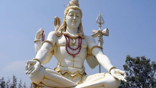 மகாசிவராத்திரி அன்று எடுக்க வேண்டிய நடவடிக்கைகள்: சிவராத்திரியில் மஹாமிருத்யுஞ்சய மந்திரத்தை உச்சரிப்பதால் மனச்சோர்வு நீங்கும். அத்தகைய கருத்து பரவலாக உள்ளது. இந்த நாளில் ஓம் நம சிவாய என்ற மந்திரத்தை 108 முறை உச்சரிப்பதன் மூலம் உங்கள் மனதிலுள்ள ஆசைகள் நிறைவேறும். இந்நாளில் கறுப்பு எள்ளுடன் வெந்நீரில் குளிப்பது நன்மை தரும்.