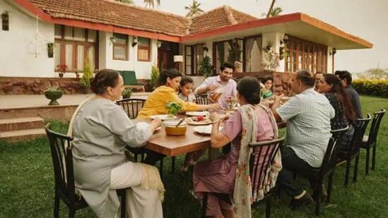 இரவு உணவில் குடும்பத்தினர் சந்திக்கும்போது, ஒவ்வொருவரும் தங்கள் முழு நாளின் கதைகளைச் சொல்ல வேண்டும். இது ஒருவருக்கொருவர் நன்கு புரிந்துகொள்ள உதவும்.