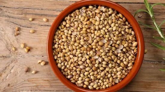 கொத்தமல்லி விதைகளில் அழற்சி எதிர்ப்பு மற்றும் பாக்டீரியா எதிர்ப்பு பண்புகள் உள்ளன - இது யுடிஐ போது வீக்கம் மற்றும் வலியைக் குறைக்க உதவுகிறது.