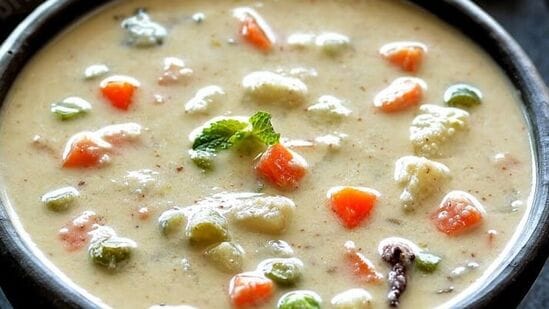 Coconut Milk White Kuruma : தேங்காய்ப்பால் வெள்ளை காய்கறி குருமா! டிபஃனுக்கு ஏற்ற செம்ம காம்போ! Coconut Milk White Kuruma : தேங்காய்ப்பால் வெள்ளை காய்கறி குருமா! டிபஃனுக்கு ஏற்ற செம்ம காம்போ!
