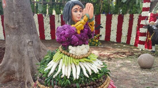 காய் கறிகளால் வடிவமைக்கப்பட்ட பெண் உருவம் வரவேற்பது போல் அமைக்கப்பட்ட சிலை ரசிக்கும் வண்ணம் அமைந்துள்ளது.&nbsp;