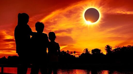 சூரிய கிரகணத்தின் போது உணவு சமைக்கவோ சாப்பிடவோ கூடாது. கிரகணத்தின் போது சமைக்கப்படும் உணவு அசுத்தமாக கருதப்படுகிறது. உணவு ஏற்கனவே தயாரிக்கப்பட்டிருந்தால், சாப்பிட வேண்டிய சூழல் ஏற்பட்டால் துளசி இலைகளை சேர்க்கலாம். இதனால் எதிர்மறை விளைவுகள் தவிரக்கப்படும் என நம்பப்படுகிறது