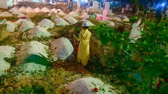 ஞாயிற்றுக்கிழமை பிரயாக்ராஜில் Shab e-Barat முன்னிட்டு முஸ்லிம்கள் தங்கள் உறவினர்களின் கல்லறைகளில் பிரார்த்தனை செய்கிறார்கள்.
