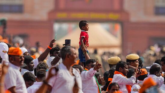 நல்லாட்சி நடத்தியதன் மூலம் தரமான கல்வி, சுகாதாரத்தை தமிழக மக்களுக்கு தந்துள்ளார். அவருக்கு மிகப்பெரிய அளவில் மக்கள் அவரை மதித்தார்கள். ஏழை மக்கள் அனைவரும் ஒப்பற்ற தலைவராக மக்களை புகழ்ந்து வருகின்றனர். குடும்ப ஆட்சி நடத்த எம்ஜிஆர் ஆட்சிக்கு வரவில்லை, திமுக எம்ஜிஆரை அவதூறு செய்கிறது.&nbsp;