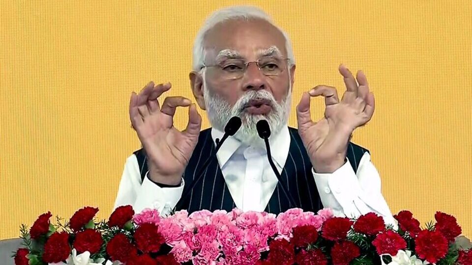 Pm Modi பிரதமர் மோடியின் மதுரை வருகை எதிரொலி மீனாட்சி அம்மன் கோயிலில் பக்தர்கள் சுவாமி 8853