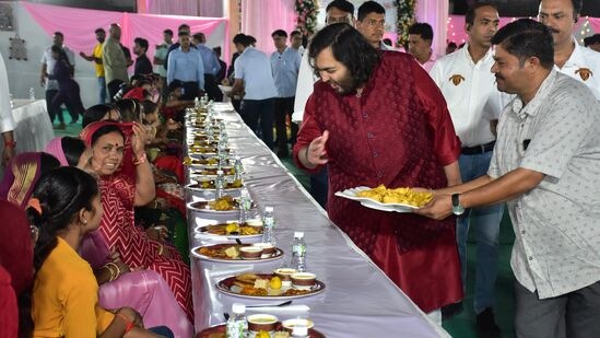 ராதிகா மெர்ச்சன்ட்டின் தாய்வழி பாட்டி, அவரது பெற்றோர் விரேன் மற்றும் ஷைலா மெர்ச்சன்ட் ஆகியோரும் 'அண்ணா சேவையில்' பங்கேற்றனர்.&nbsp;