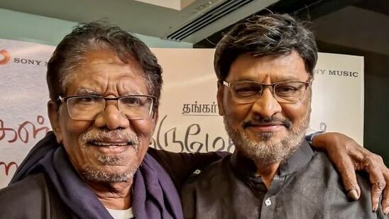 அங்கு என்னை பார்த்த பாரதிராஜா, பயங்கரமாக கடிந்து ரூமிற்குள் அழைத்துச் சென்றார். அப்போது ஒரு இயக்குனர் ஒரு படபிடிப்பில் உதவி இயக்குனரை எவ்வாறு கையாள்வார், அதனை அவன் எப்படி புரிந்து கொள்ள வேண்டும் உள்ளிட்டவற்றை எடுத்து சொன்னார். அதன் பின்னர் நான் இனிமேல் நீங்கள் எப்படி திட்டினாலும் நான் செல்ல மாட்டேன் என்று சொன்னேன்.” என்று பேசினார்.&nbsp;