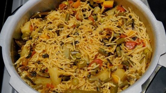 Cooker Veg Biriyani : ஈஸியான குக்கர் வெஜ் பிரியாணி! சட்டுன்னு செஞ்சு சாப்பிடுங்க! 