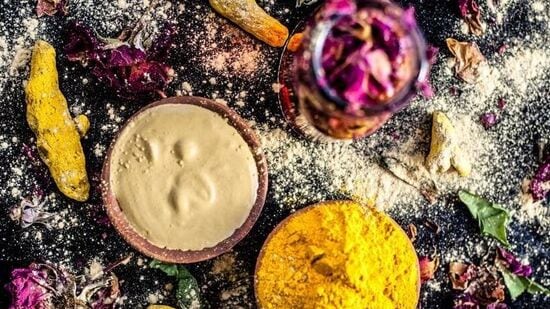 மஞ்சள், முல்தானிமெட்டி, கடலை மாவு கலந்த ஃபேஸ் பேக் உங்கள் முகப்பொலிவை அதிகரிக்கச்செய்யும்.&nbsp;