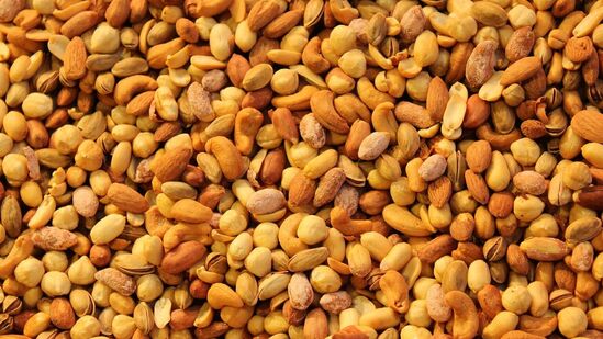 முந்திரி பருப்பில் உள்ள வைட்டமின்கள், சோடியம், பொட்டாசியம், நார்ச்சத்து, இரும்பு, மெக்னீசியம் மற்றும் துத்தநாகம் ஆகியவை உடலுக்கு மிகவும் நன்மை பயக்கும் என்று கூறப்படுகிறது.