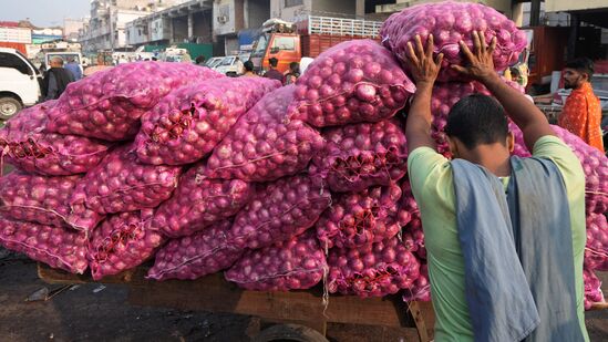 இந்த வெங்காயம் நிஷானல் கூட்டுறவு ஏற்றுமதி நிறுவனத்திற்கு ஏற்றுமதி செய்யப்படும். இவ்வாறு மத்திய வர்த்தக அமைச்சகம் தெரிவித்துள்ளது. ஆதாரங்களின்படி, கடந்த ஆண்டு டிசம்பர் 7ம் தேதி, வெங்காய கடத்தல் விவகாரத்தில் அரசு நடவடிக்கை எடுத்தது. இந்த தடையை மார்ச் 31ம் தேதி வரை அமல்படுத்த வேண்டும். அடிப்படையில், வெங்காயத்தின் விலை நாட்டிற்குள் சிறிதும் உயரக்கூடாது என்பதற்காக இந்த முயற்சி எடுக்கப்பட்டது. இதற்குப் பிறகு, படிப்படியாக, நாட்டில் உள்ள சில நண்பர்களுக்கு வெங்காயம் ஏற்றுமதி செய்ய அனுமதி வழங்கப்பட்டது.