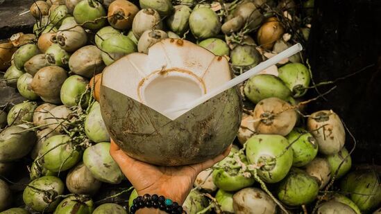 இளநீரில் குறைந்த அளவே கொழுப்பு இருக்கிறது. எனவே அதனை பருகும் போது வயிறு நிறைந்து போகும். இதனால் அதிக அளவு தேவையில்லாத உணவுகளை எடுத்துக்கொள்வது தவிர்க்கப்பட்டு உடல் எடையை குறைக்க உதவுகிறது.