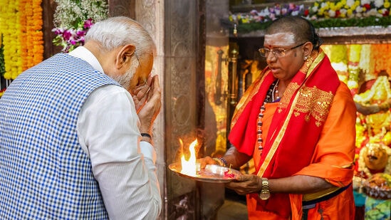 தெலங்கானா மாநிலம் செகந்திராபாத்தில் உள்ள உஜ்ஜைனி மகாகாளி கோயிலில் பிரதமர் நரேந்திர மோடி செவ்வாய்க்கிழமை வழிபாடு நடத்தினார்.&nbsp;