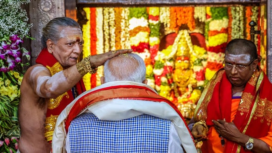 "செகந்திராபாத்தில் உள்ள ஸ்ரீ உஜ்ஜைனி மகாகாளி தேவஸ்தானத்தில் அனைத்து இந்தியர்களின் நல்ல ஆரோக்கியம், நல்வாழ்வு மற்றும் செழிப்புக்காக பிரார்த்தனை செய்தேன்" என்று பிரதமர் நரேந்திர மோடி 'எக்ஸ்' இல் கூறினார்.