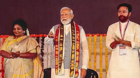 சங்காரெட்டியில் பல வளர்ச்சித் திட்டங்களின் தொடக்க விழா மற்றும் அடிக்கல் நாட்டும் நிகழ்ச்சியில் தெனால்கானா ஆளுநர் தமிழிசை சவுந்தரராஜன் மற்றும் மத்திய அமைச்சர் ஜி கிஷன் ரெட்டி ஆகியோருடன் பிரதமர் நரேந்திர மோடி கலந்து கொண்டார்.